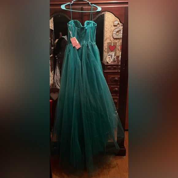 Brand new beautiful prom dress - Picture 2 of 3